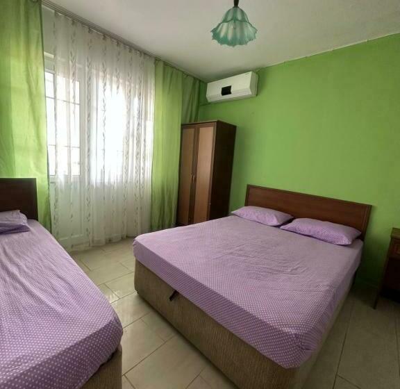 غرفة قياسية ثلاثية مزودة بشرفة, Ada Motel