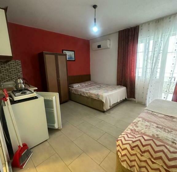 غرفة قياسية ثلاثية مزودة بشرفة, Ada Motel