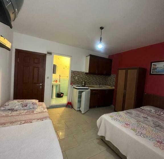 غرفة قياسية ثلاثية مزودة بشرفة, Ada Motel