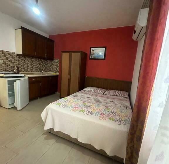 غرفة قياسية ثلاثية مزودة بشرفة, Ada Motel