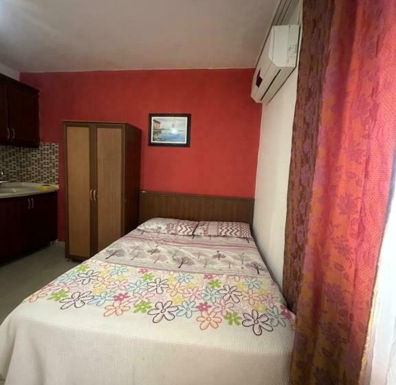 Трехместный Номер Стандарт с Балконом, Ada Motel