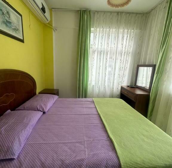 غرفة قياسية ثلاثية مزودة بشرفة, Ada Motel