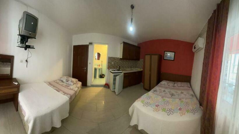 غرفة قياسية ثلاثية مزودة بشرفة, Ada Motel