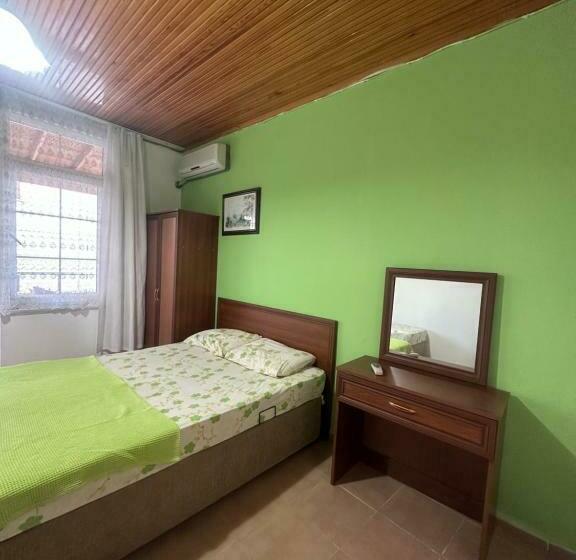 غرفة قياسية ثلاثية مزودة بشرفة, Ada Motel