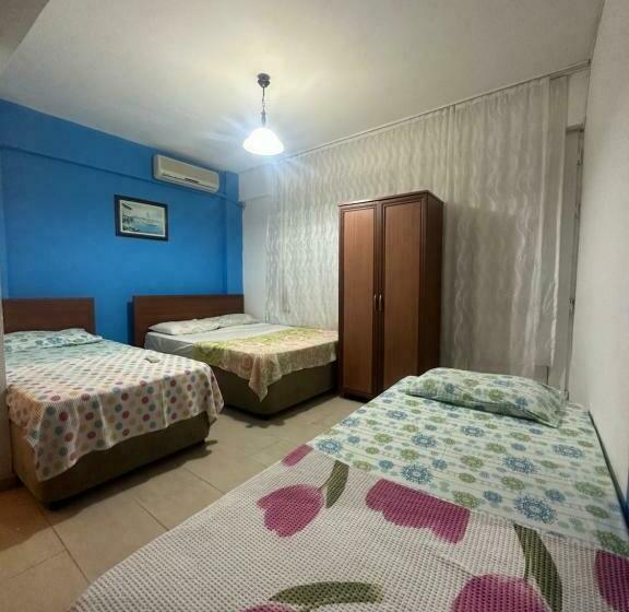 غرفة قياسية رباعية مزودة بشُرفة, Ada Motel