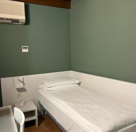 标准单人间, Albergo All'ancora