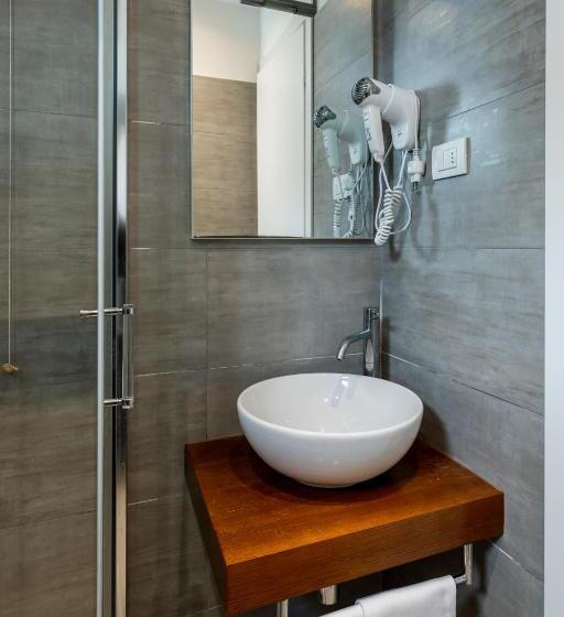 غرفة قياسية مطلّة علي البحر, Continental