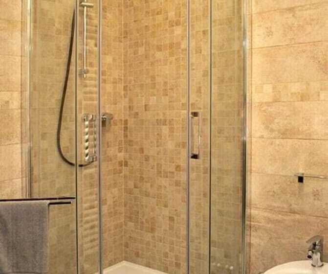 Camera Tripla Standard, Cristina