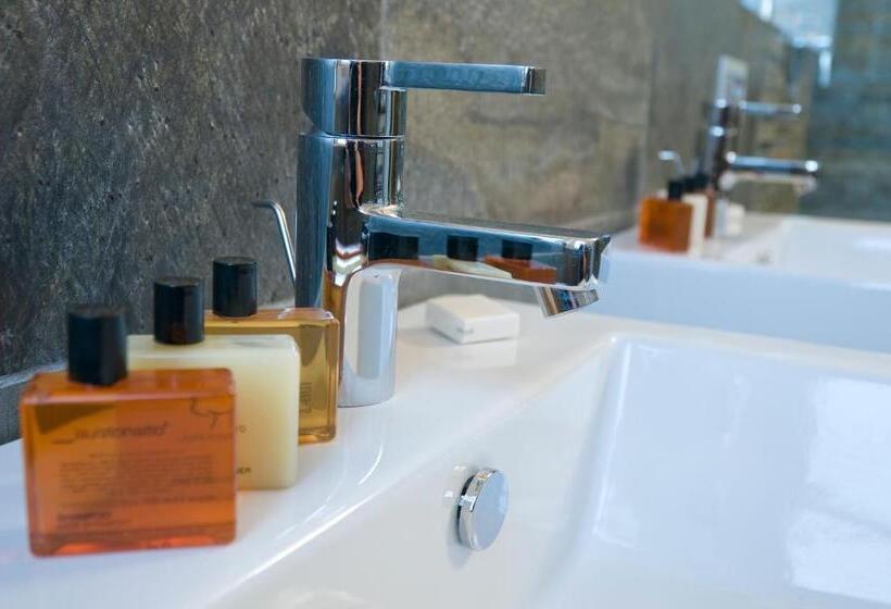 标准单人间, Di Varese