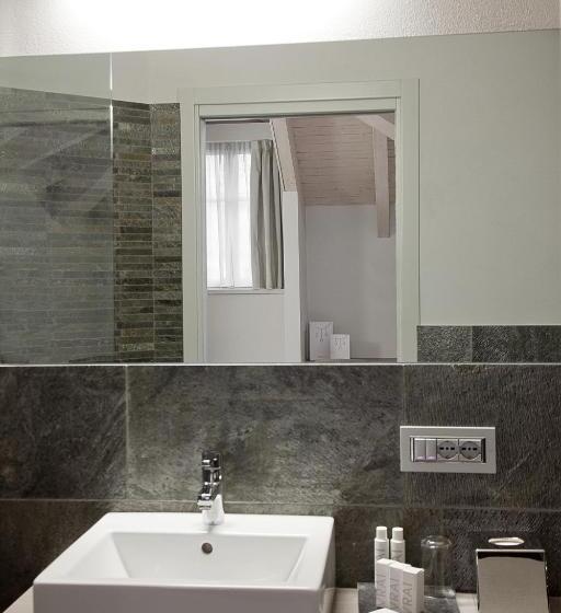 标准单人间, Di Varese