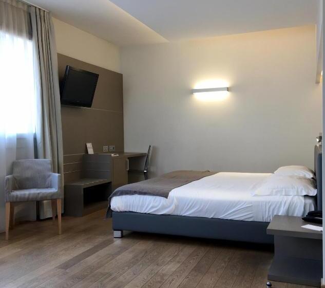 高级大房间, Di Varese