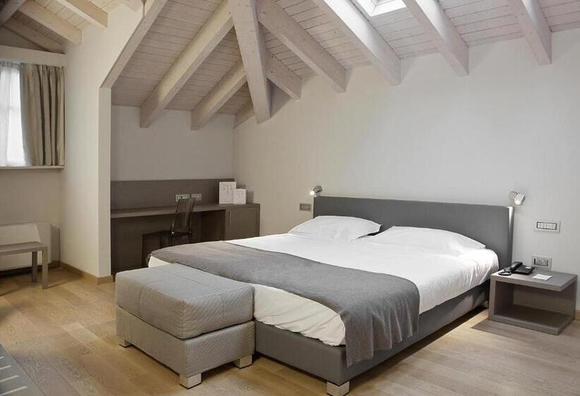 高级大房间, Di Varese