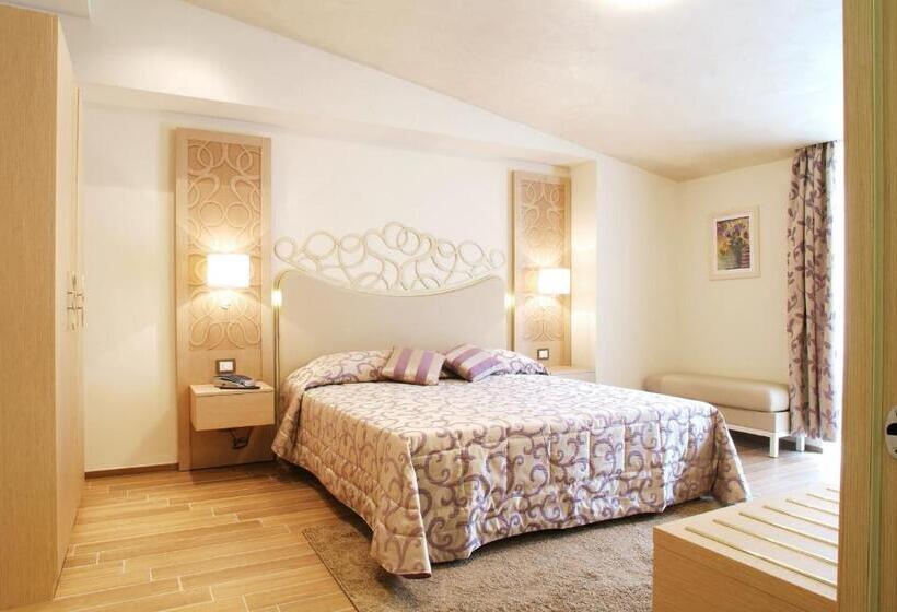 标准三人间, Duchessa Della Sila