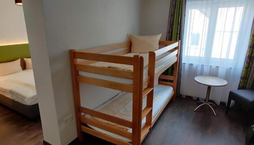 חדר סטנדרט לארבעה, Goldene Traube