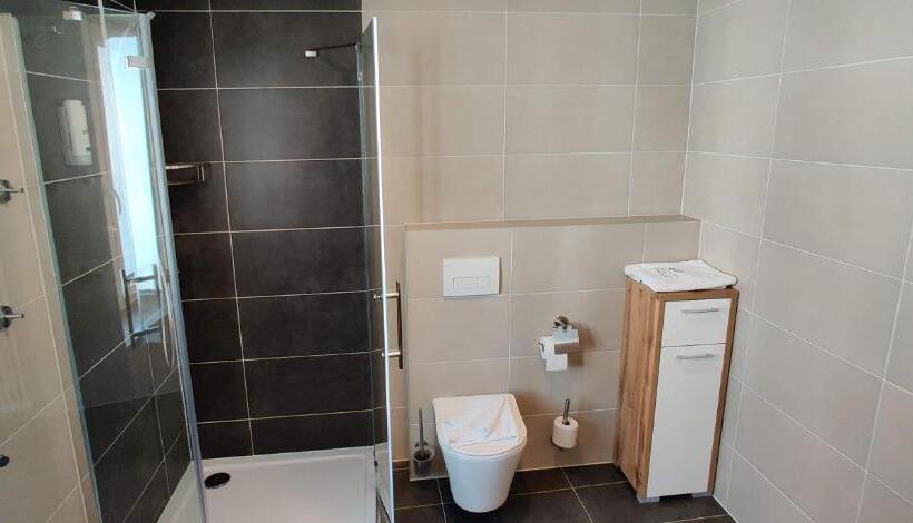 חדר סטנדרט לארבעה, Goldene Traube