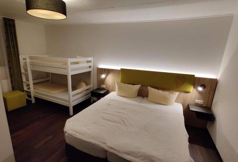 חדר סטנדרט לארבעה, Goldene Traube