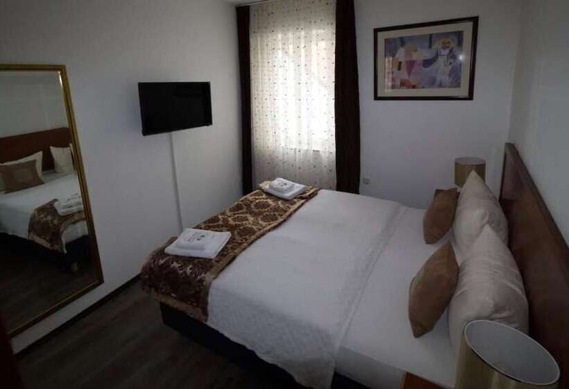 חדר סטנדרט לשלושה, Goldene Traube