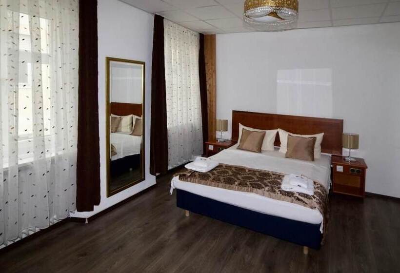 חדר סטנדרט לשלושה, Goldene Traube