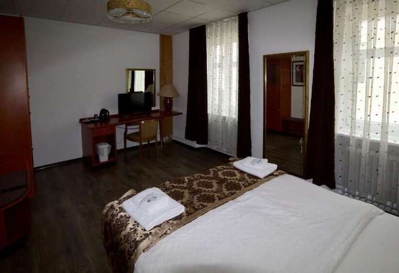 חדר סטנדרט לשלושה, Goldene Traube