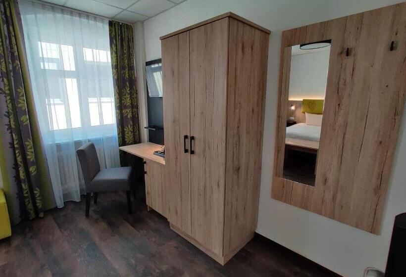 חדר סטנדרט לשלושה, Goldene Traube