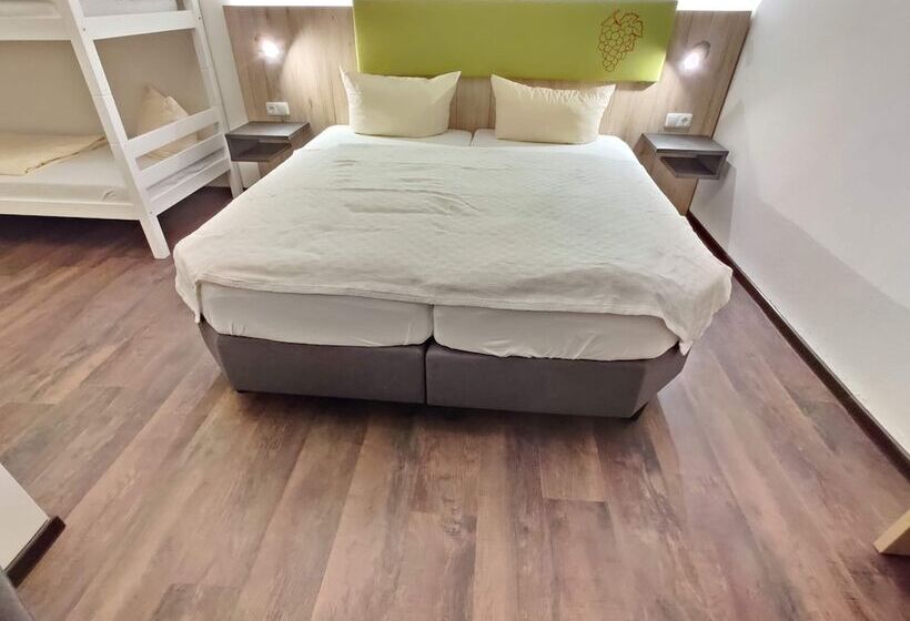 חדר סטנדרט לארבעה, Goldene Traube