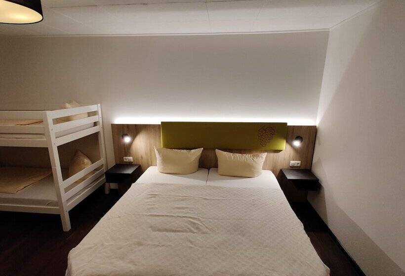 חדר סטנדרט לארבעה, Goldene Traube