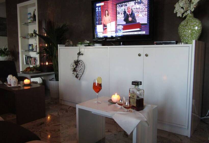 غرفة قياسية مزوَّدة بشُرفة, Menapace