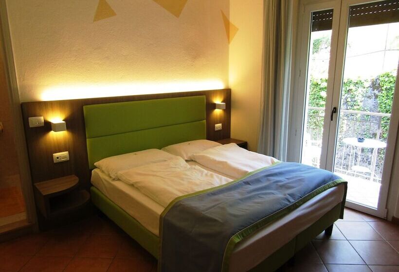 غرفة قياسية فردية مزودة بشُرفة, Menapace