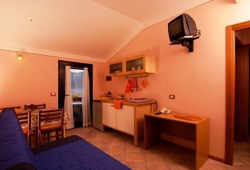 غرفة قياسية مطلّة علي البحيرة, Menapace