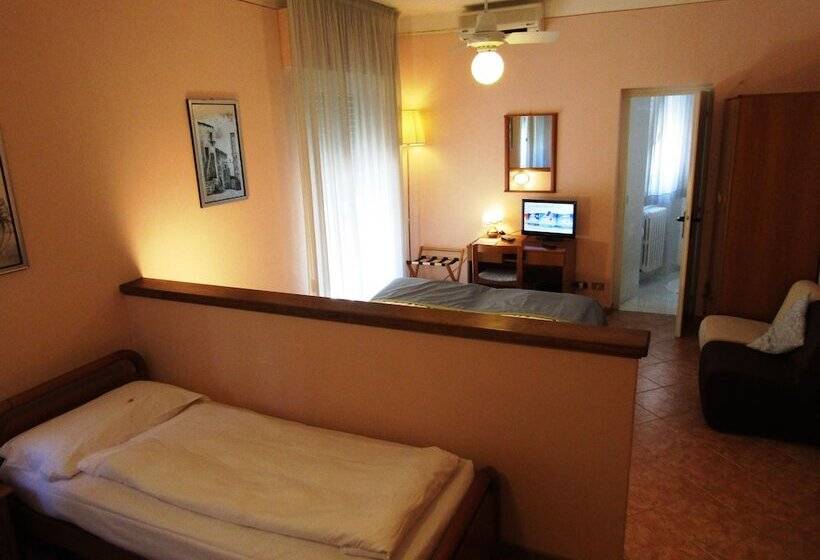 غرفة قياسية ثلاثية مزودة بشرفة, Menapace