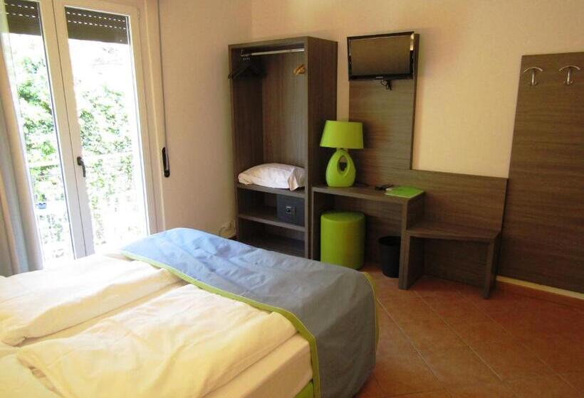 غرفة قياسية مزوَّدة بشُرفة, Menapace