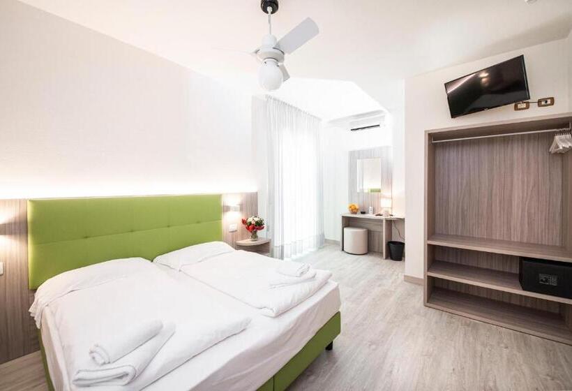 غرفة قياسية مزوَّدة بشُرفة, Menapace