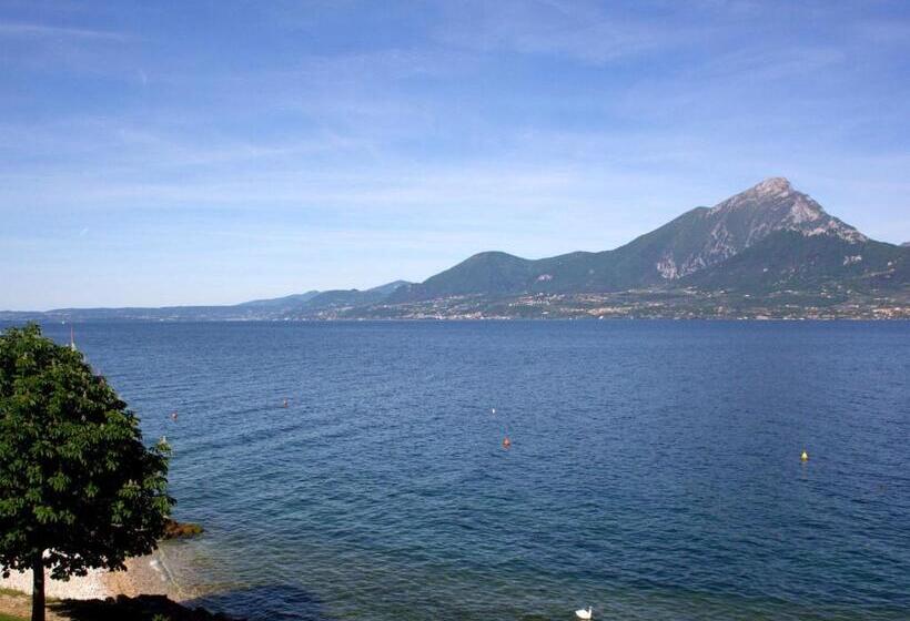 غرفة قياسية مطلّة علي البحيرة, Menapace