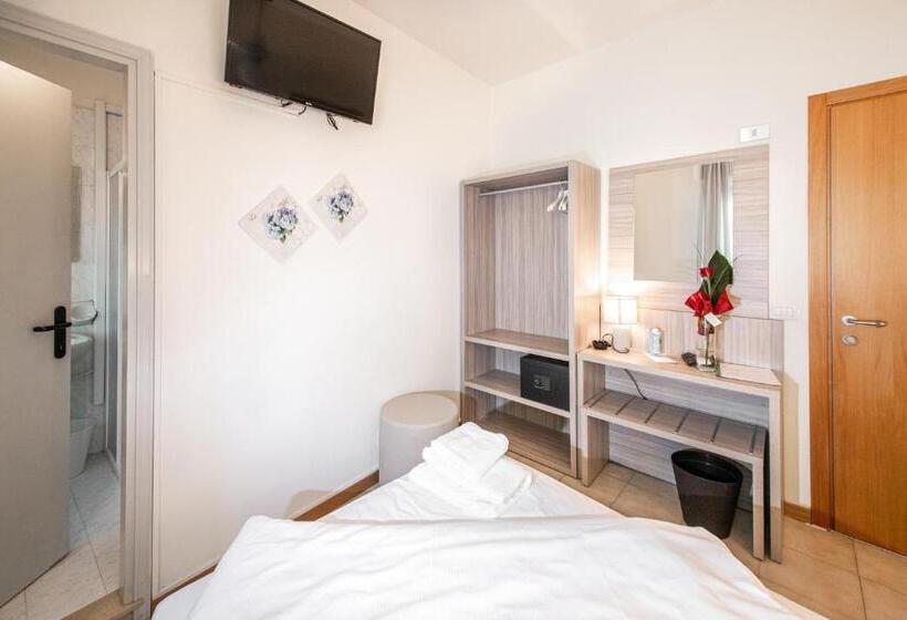 غرفة قياسية فردية مزودة بشُرفة, Menapace