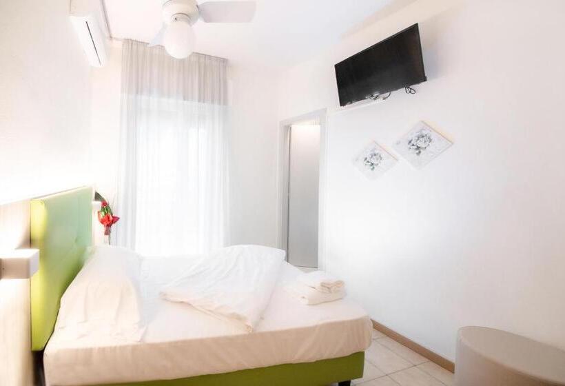 غرفة قياسية فردية مزودة بشُرفة, Menapace