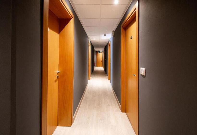 غرفة قياسية فردية مزودة بشُرفة, Menapace