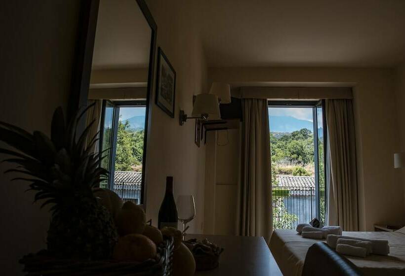 חדר סטנדרט לארבעה, Milomax