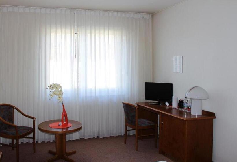 スタンダードルーム, Post