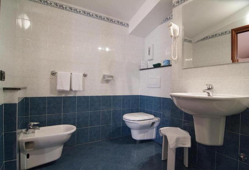 اتاق استاندارد سه نفره, Stazione