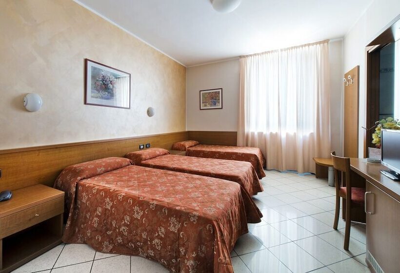 اتاق استاندارد سه نفره, Stazione