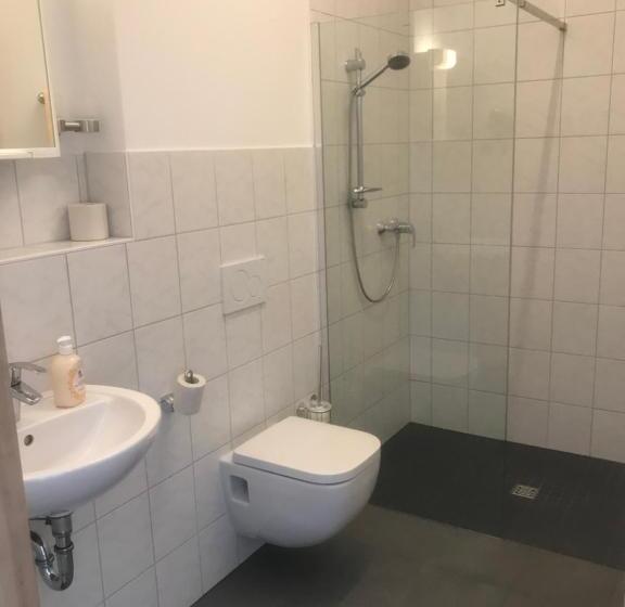 חדר משפחתי, I Motel