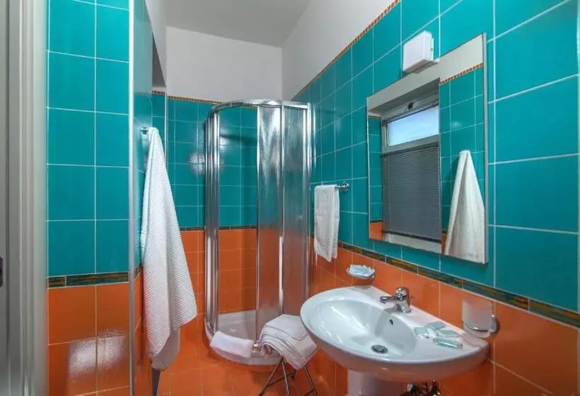 Standard Kolmen Hengen Huone, Villa Comics
