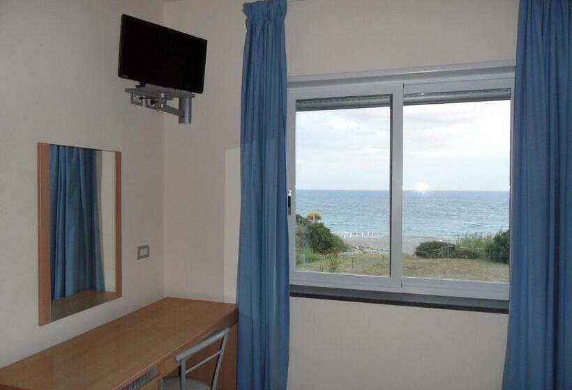 غرفة قياسية رباعية, Villa Comics