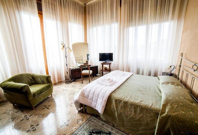 جناح جونيور, Villa Moorings