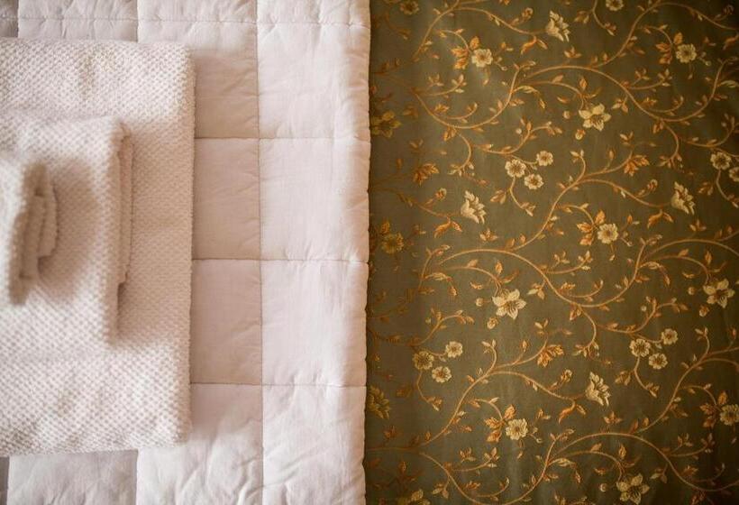 جناح جونيور, Villa Moorings