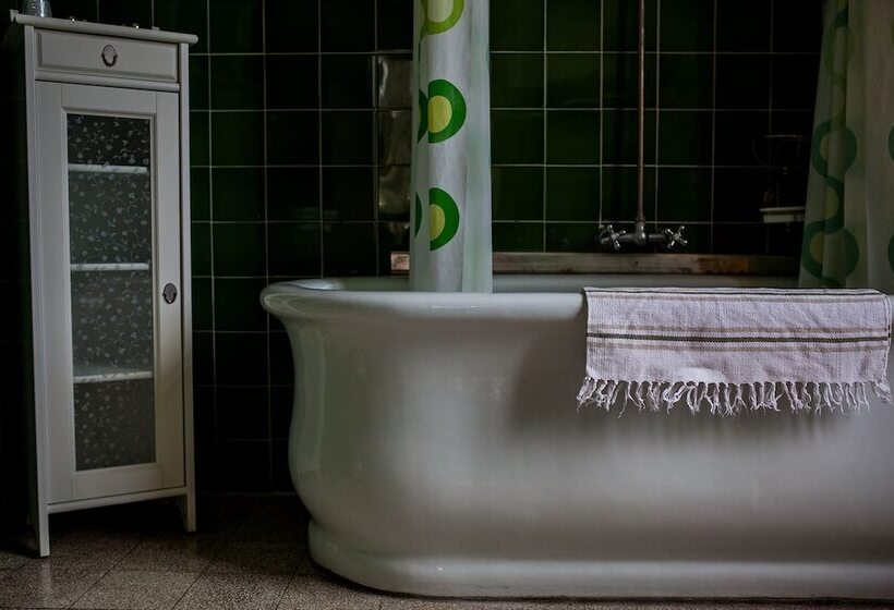 جناح جونيور, Villa Moorings