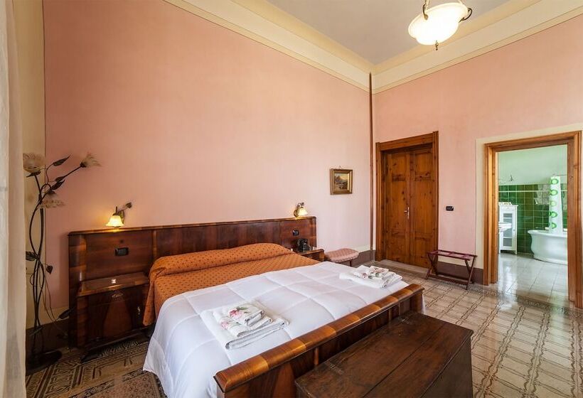 جناح جونيور, Villa Moorings