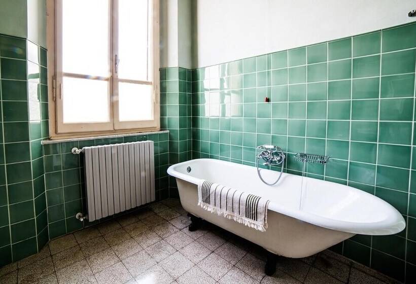 جناح جونيور, Villa Moorings