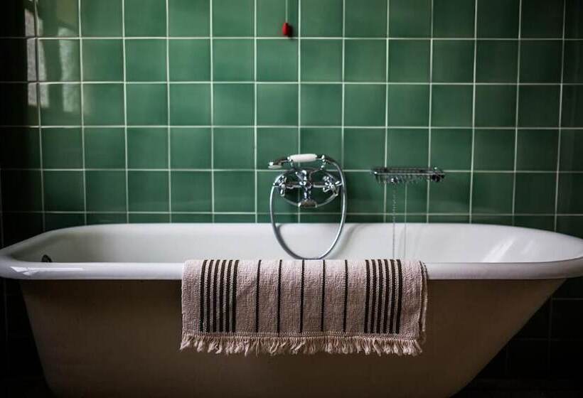 جناح جونيور, Villa Moorings