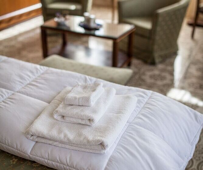 جناح جونيور, Villa Moorings